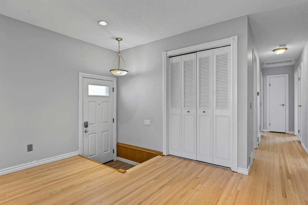 5212 Marshall Road NE, Calgary — photo 3 of 36