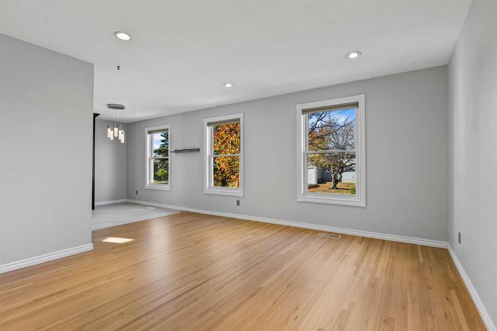 5212 Marshall Road NE, Calgary — photo 4 of 36