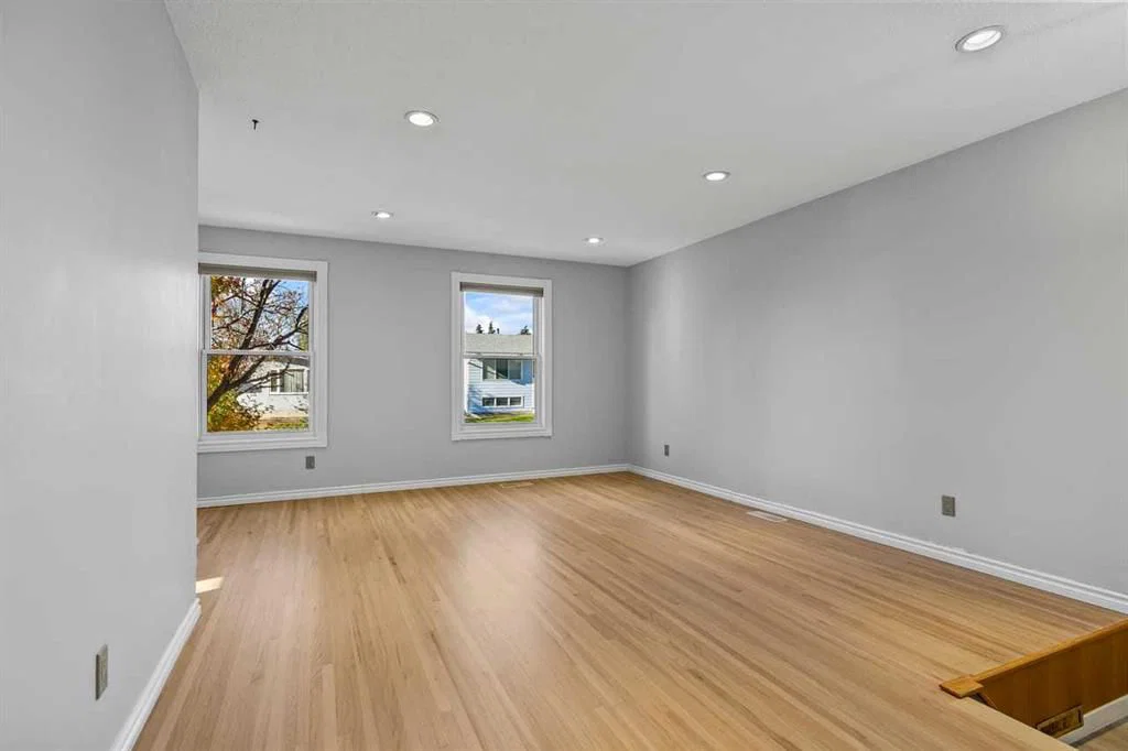 5212 Marshall Road NE, Calgary — photo 5 of 36
