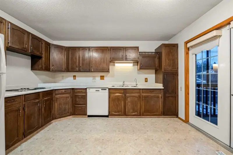 915 Lake Bonavista Drive SE, Calgary — photo 5 of 48