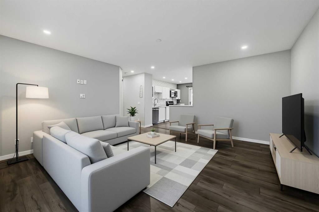 935 Madeira Way NE, Calgary — photo 2 of 27