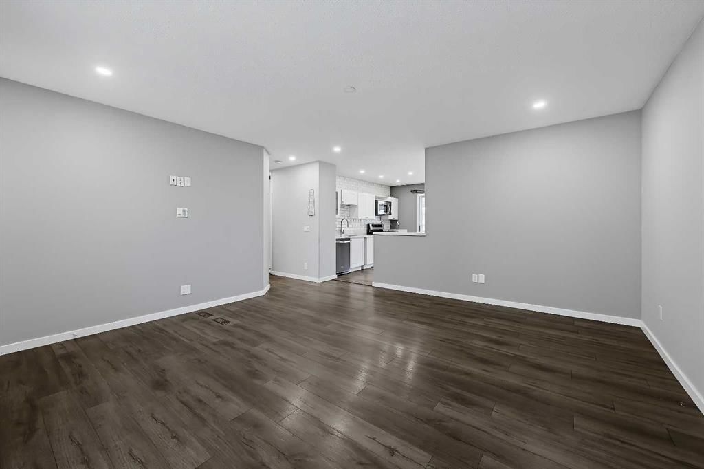 935 Madeira Way NE, Calgary — photo 3 of 27