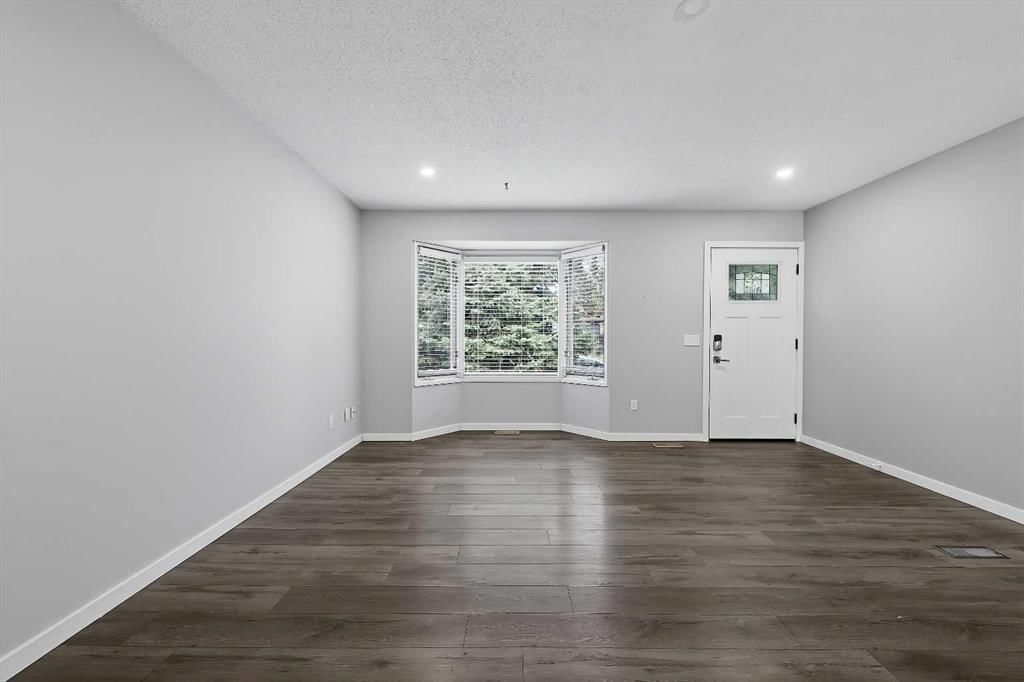 935 Madeira Way NE, Calgary — photo 4 of 27