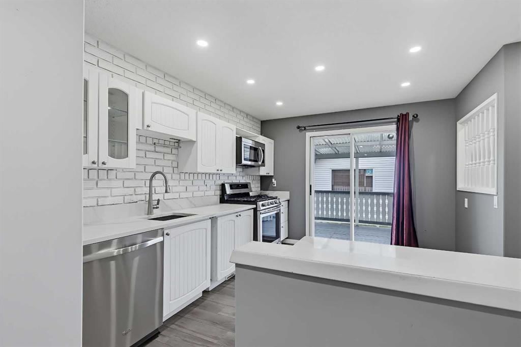 935 Madeira Way NE, Calgary — photo 5 of 27