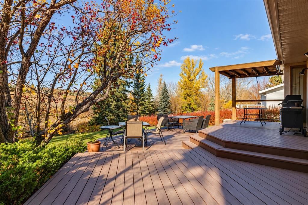 339 Wildwood Drive SW, Calgary — photo 3 of 23
