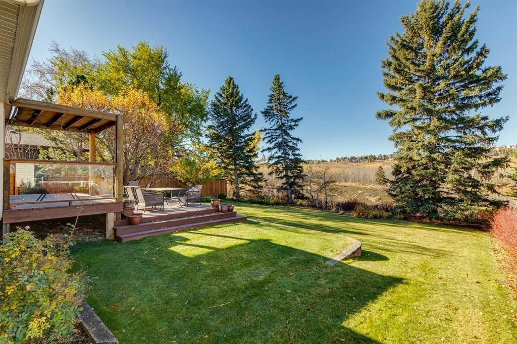 339 Wildwood Drive SW, Calgary — photo 4 of 23