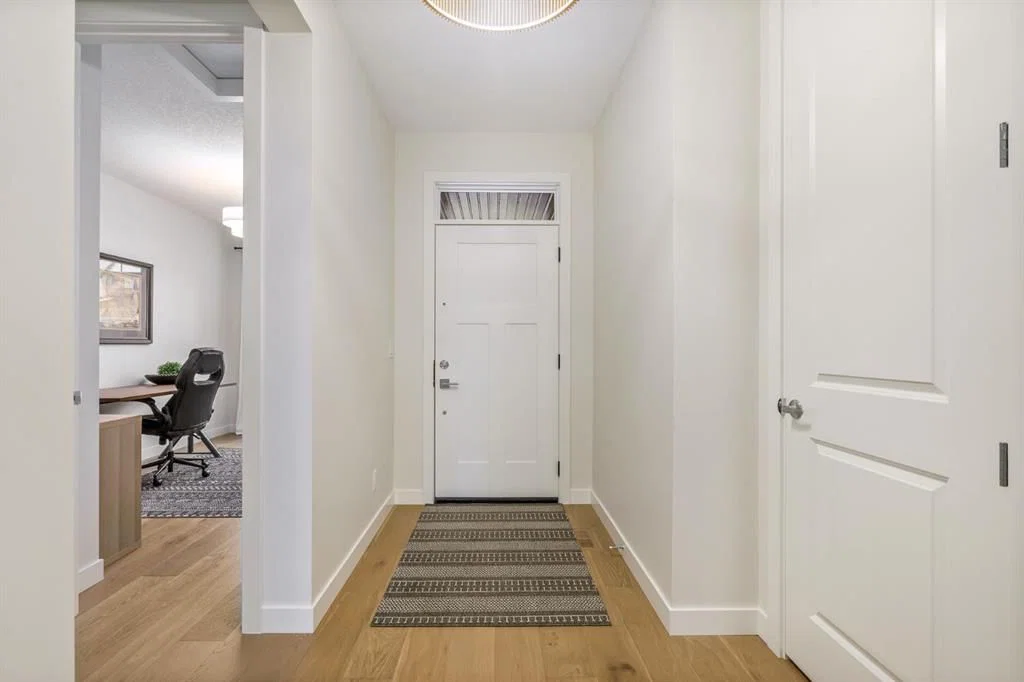 660 Shawnee Terrace SW, Calgary — photo 3 of 41
