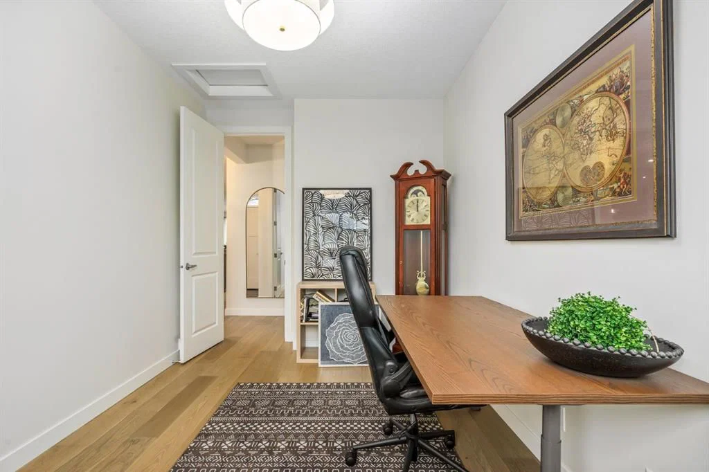 660 Shawnee Terrace SW, Calgary — photo 5 of 41