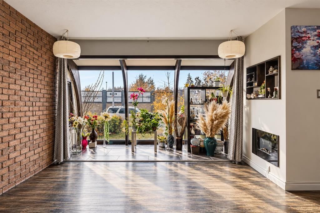 4832 Worcester Drive SW, Calgary — photo 4 of 31