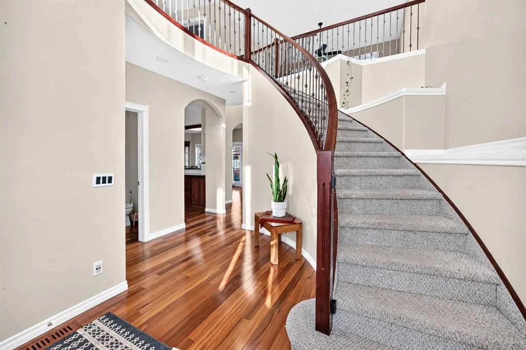 222 Royal Crest Place NW, Calgary — photo 3 of 48