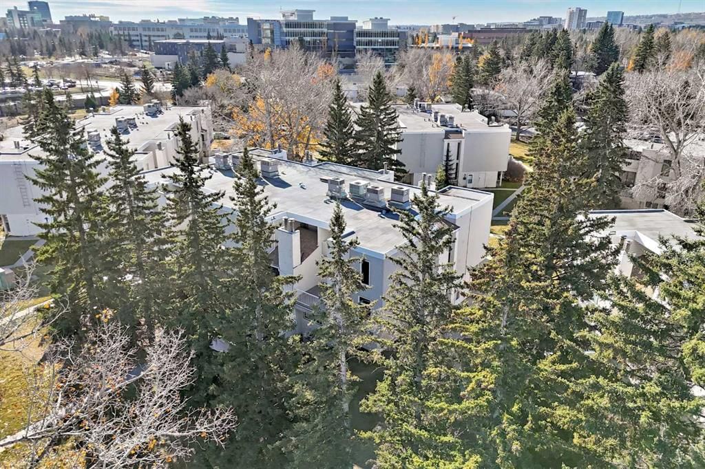 201, 3500 Varsity Drive NW, Calgary — photo 3 of 32