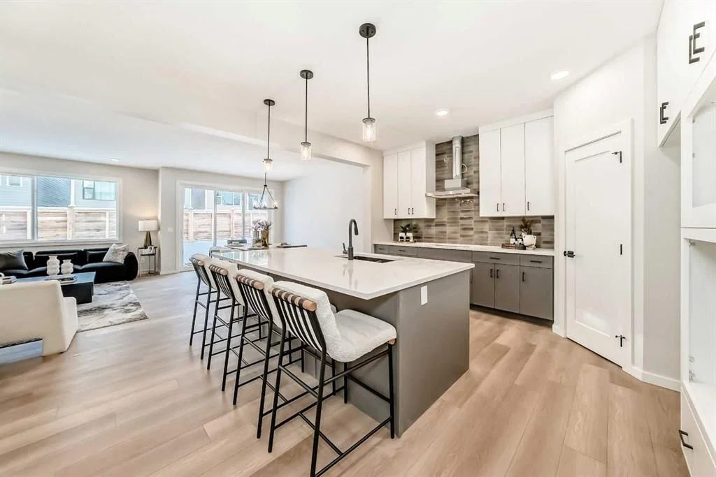 33 Rochester Crescent NW, Calgary — detached for sale