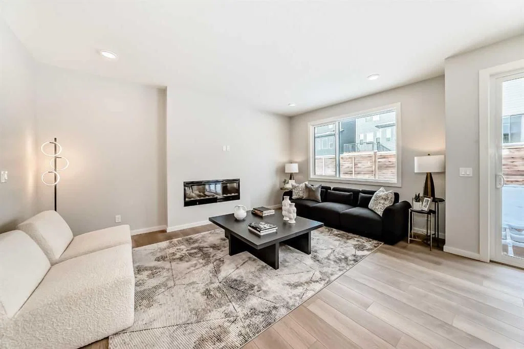 33 Rochester Crescent NW, Calgary — photo 3 of 43