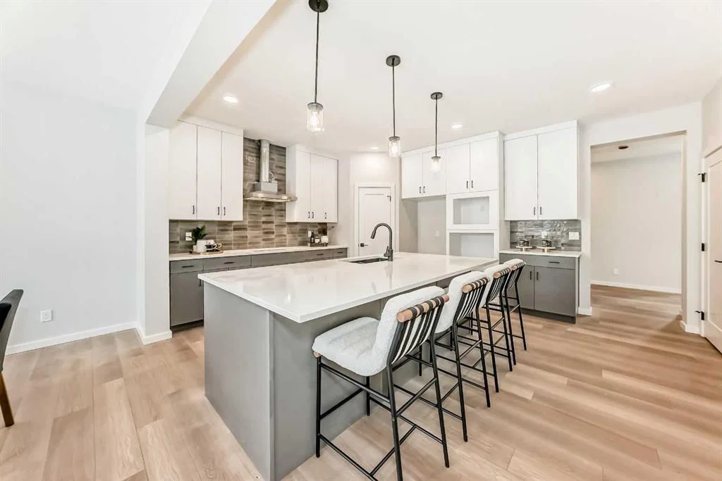 33 Rochester Crescent NW, Calgary — photo 4 of 43