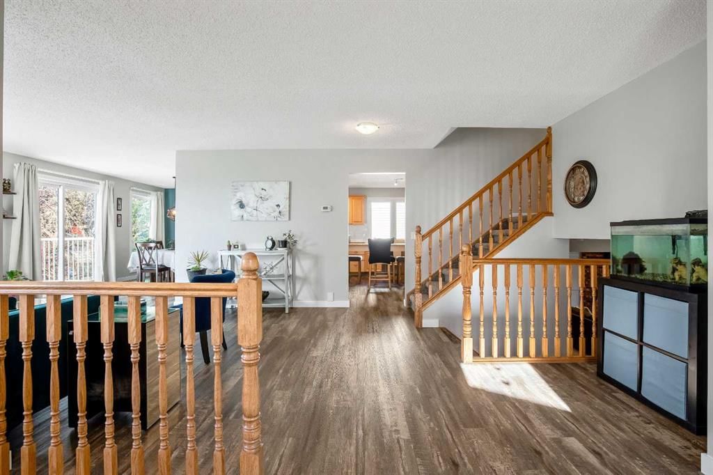 71 Strathclair Rise SW, Calgary — photo 3 of 38