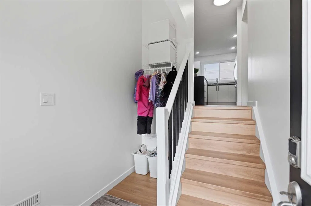 20 Maple Court Crescent SE, Calgary — photo 4 of 49