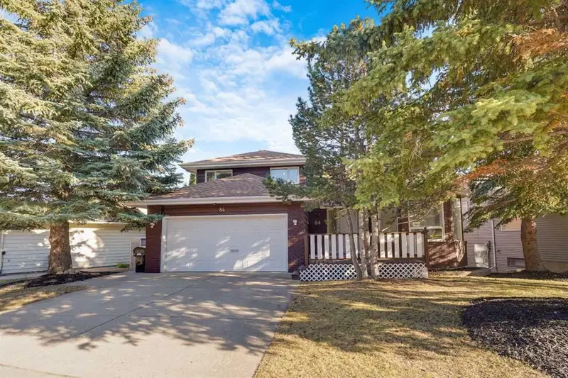 84 Strathlorne Crescent SW, Calgary — main listing photo