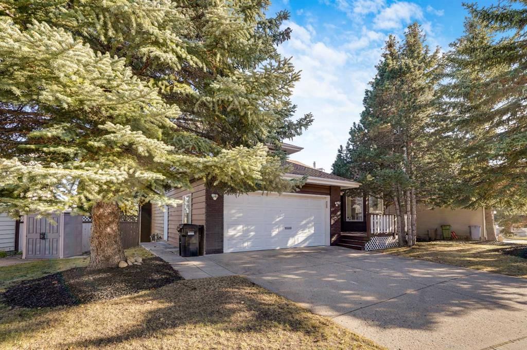84 Strathlorne Crescent SW, Calgary — photo 2 of 44