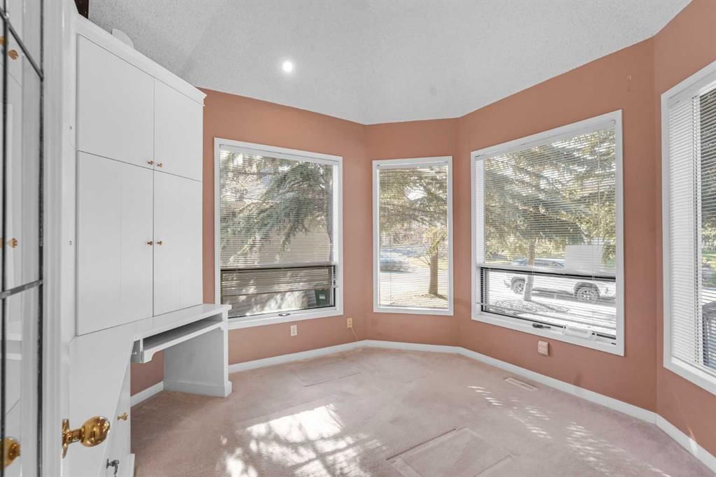 84 Strathlorne Crescent SW, Calgary — photo 3 of 44