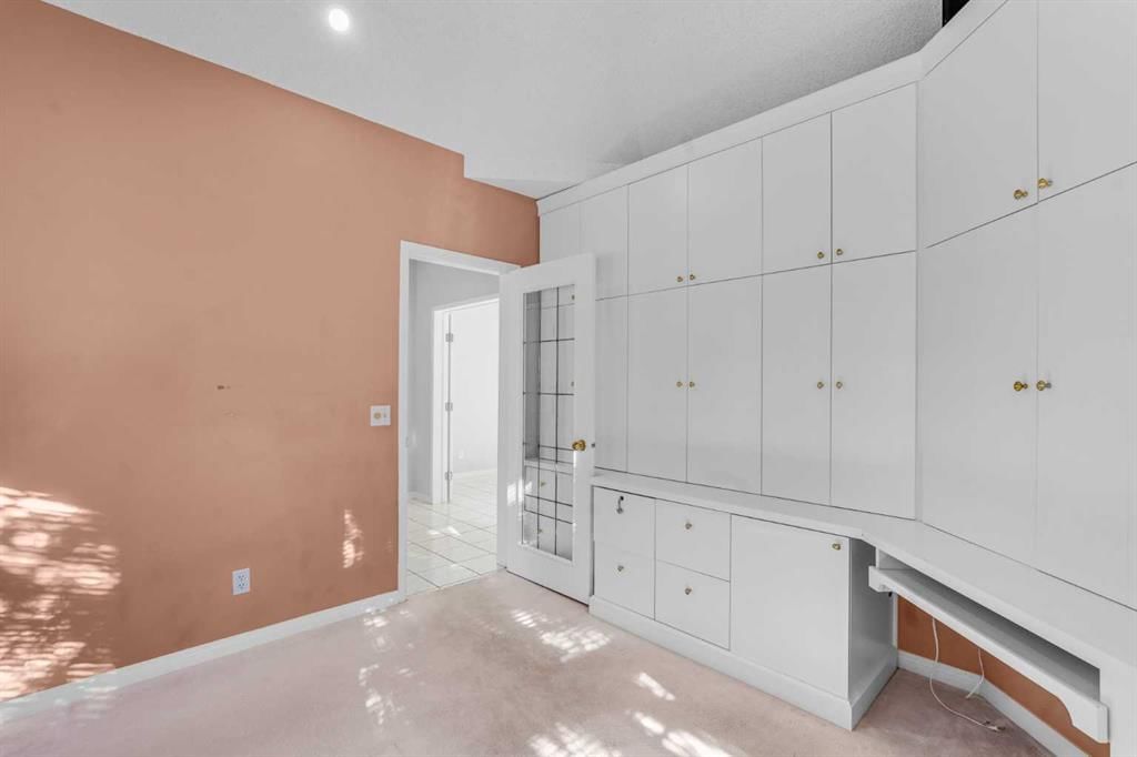 84 Strathlorne Crescent SW, Calgary — photo 4 of 44