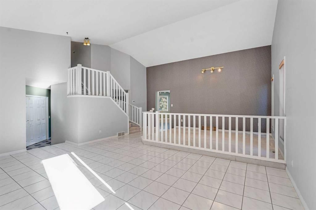 84 Strathlorne Crescent SW, Calgary — photo 5 of 44