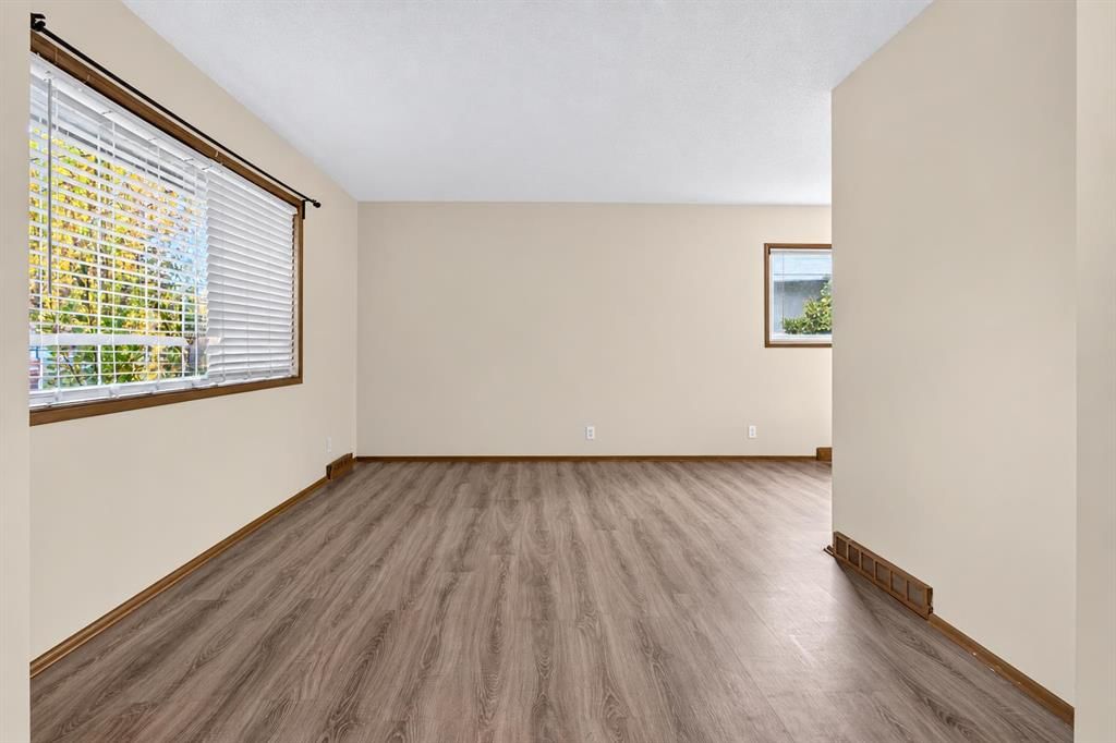 487 Northmount Drive NW, Calgary — photo 4 of 35