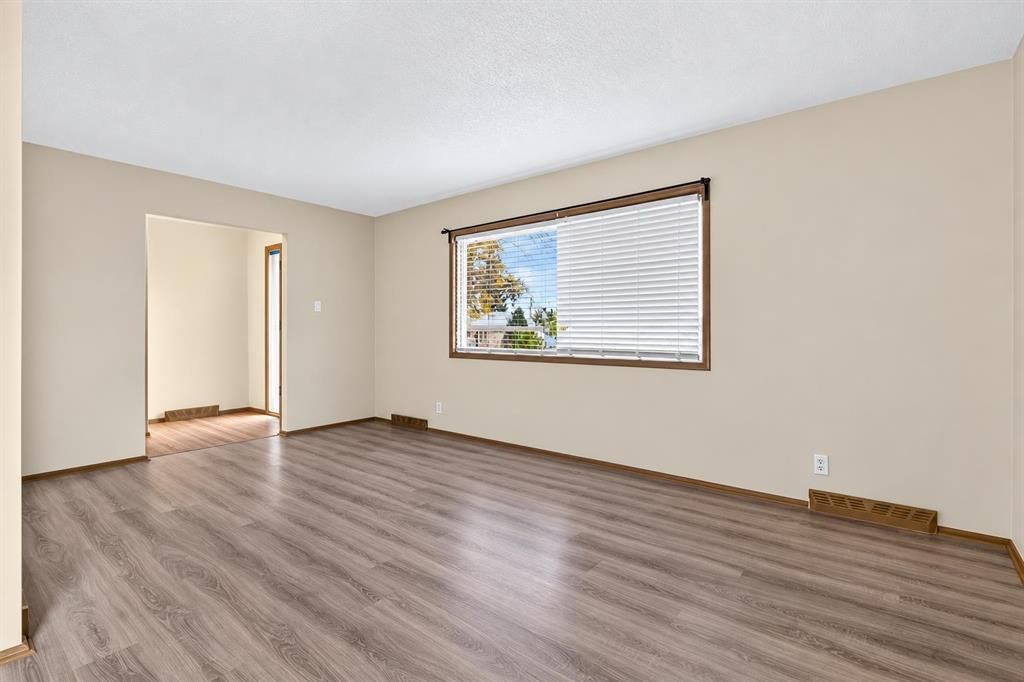487 Northmount Drive NW, Calgary — photo 5 of 35