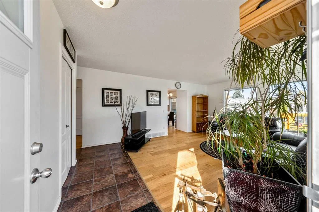 4055 Dovercroft Road SE, Calgary — photo 4 of 48