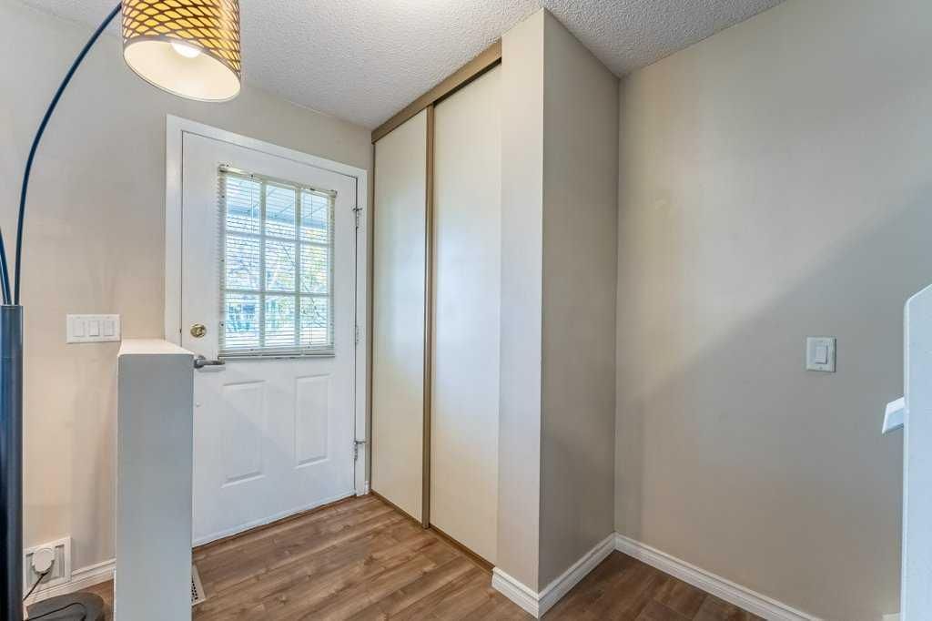 552 Queenston Gardens SE, Calgary — photo 2 of 26