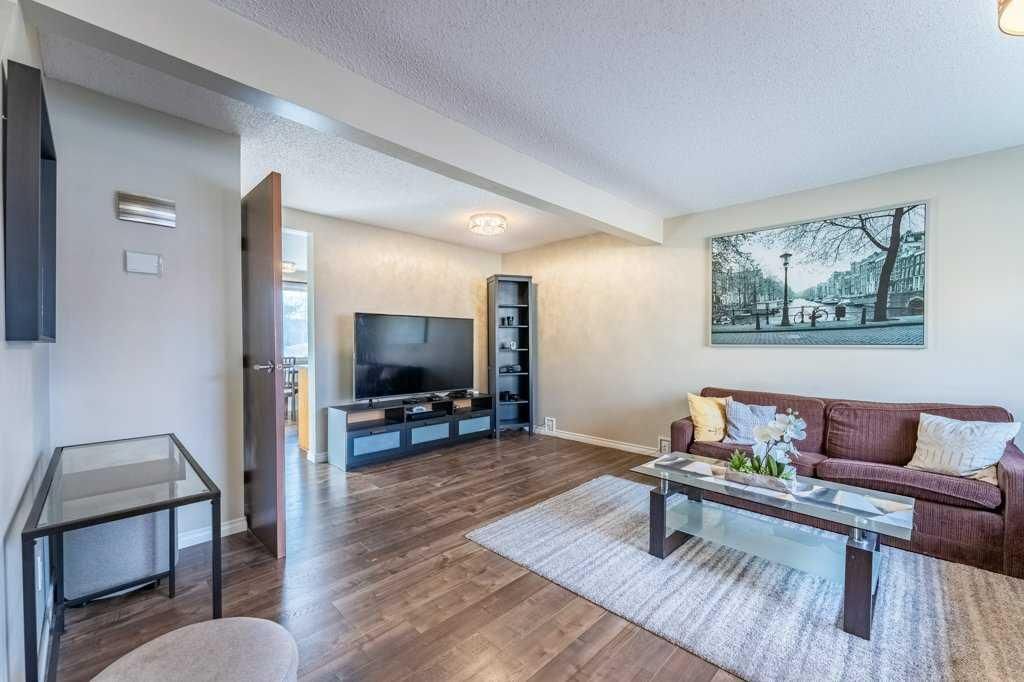 552 Queenston Gardens SE, Calgary — photo 3 of 26