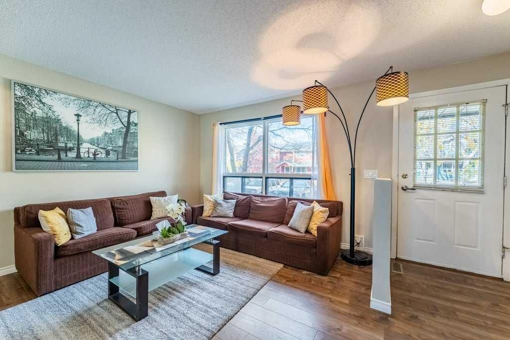 552 Queenston Gardens SE, Calgary — photo 4 of 26