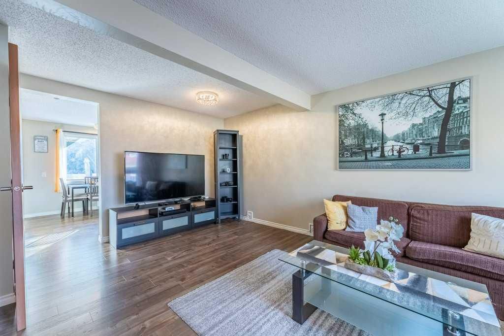 552 Queenston Gardens SE, Calgary — photo 5 of 26