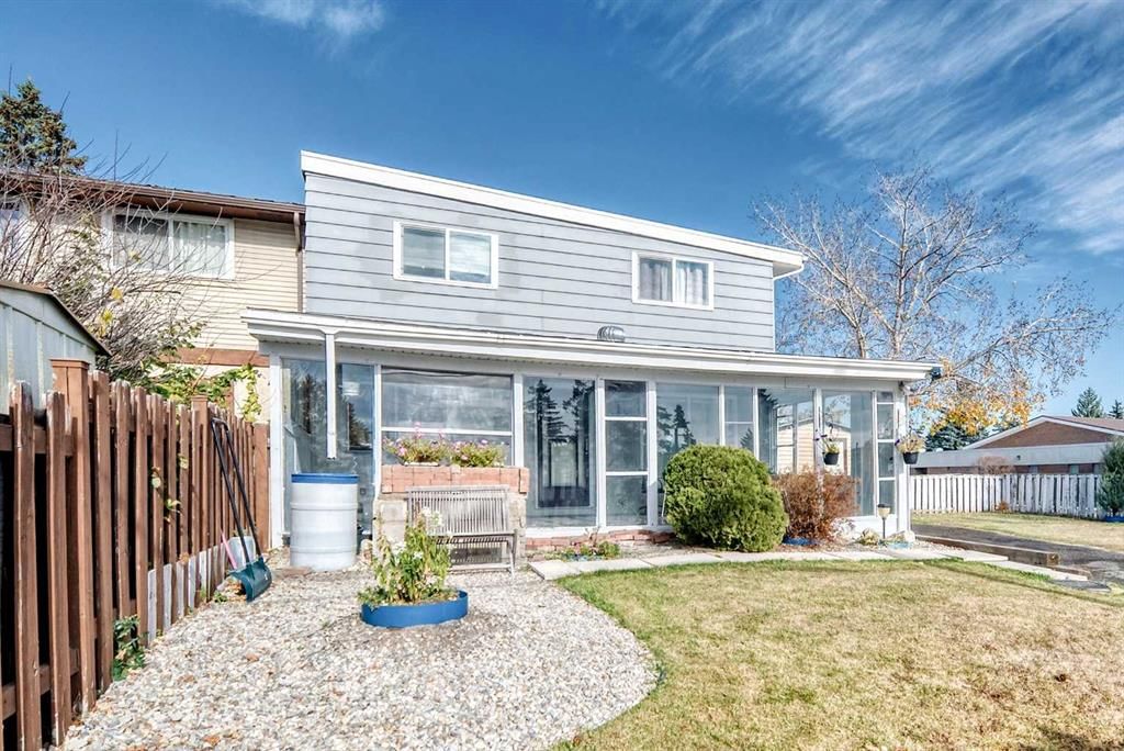 4316 8 Avenue SE, Calgary — photo 3 of 39