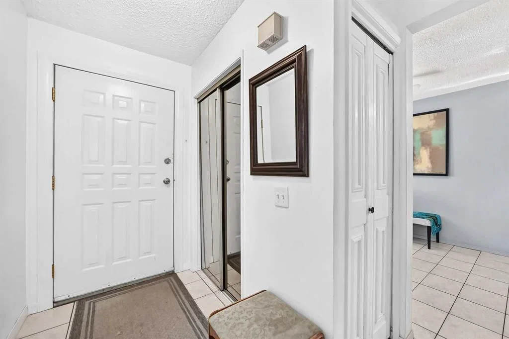 4316 8 Avenue SE, Calgary — photo 4 of 39