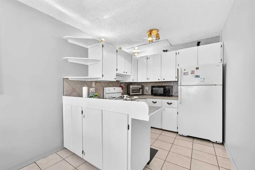 4316 8 Avenue SE, Calgary — photo 5 of 39