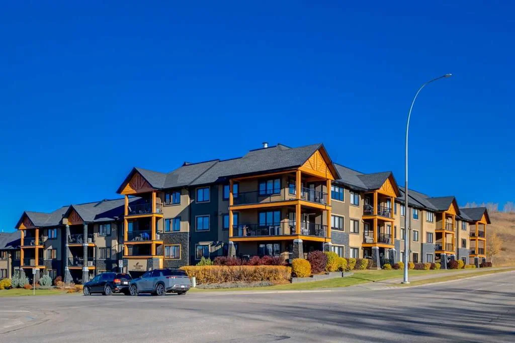 204, 103 Valley Ridge Manor NW, Calgary — photo 2 of 31