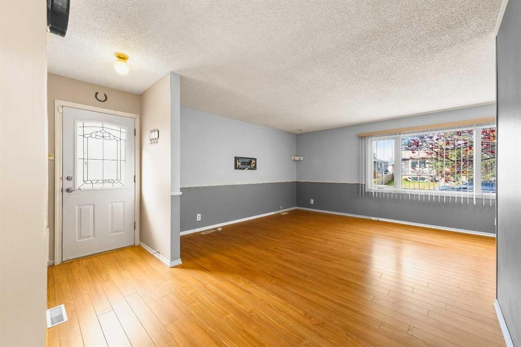 272 Huntington Close NE, Calgary — photo 2 of 42