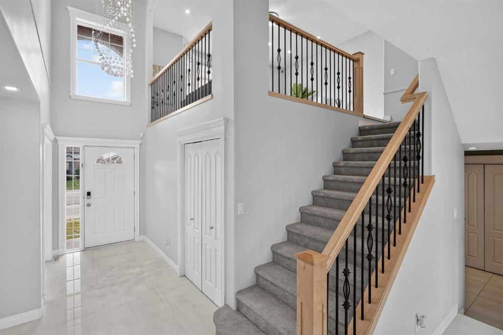 1433 Strathcona Drive SW, Calgary — photo 2 of 39