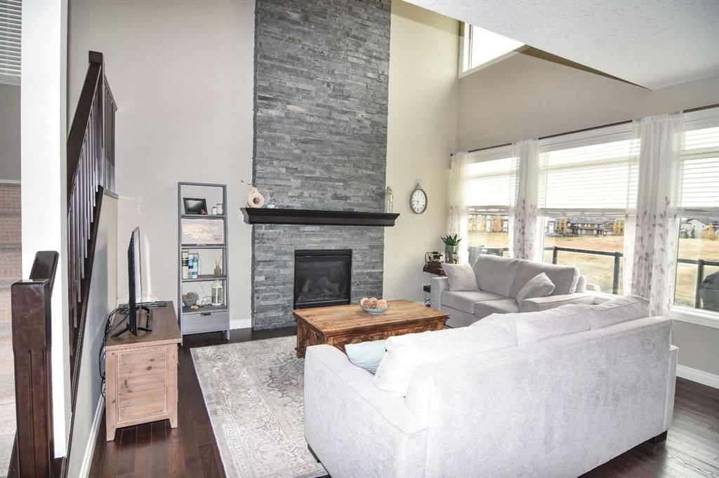 32 Evansborough Hill NW, Calgary — photo 2 of 48