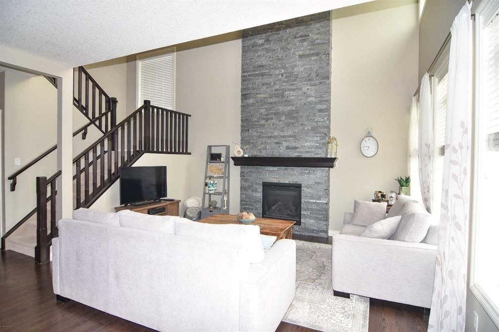 32 Evansborough Hill NW, Calgary — photo 3 of 48