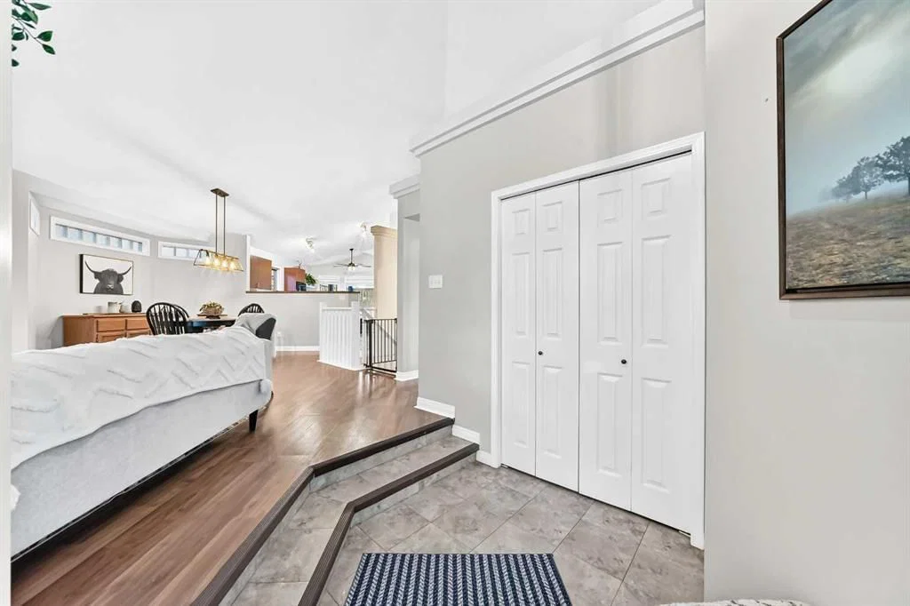 11 Shawbrooke Circle SW, Calgary — photo 4 of 46