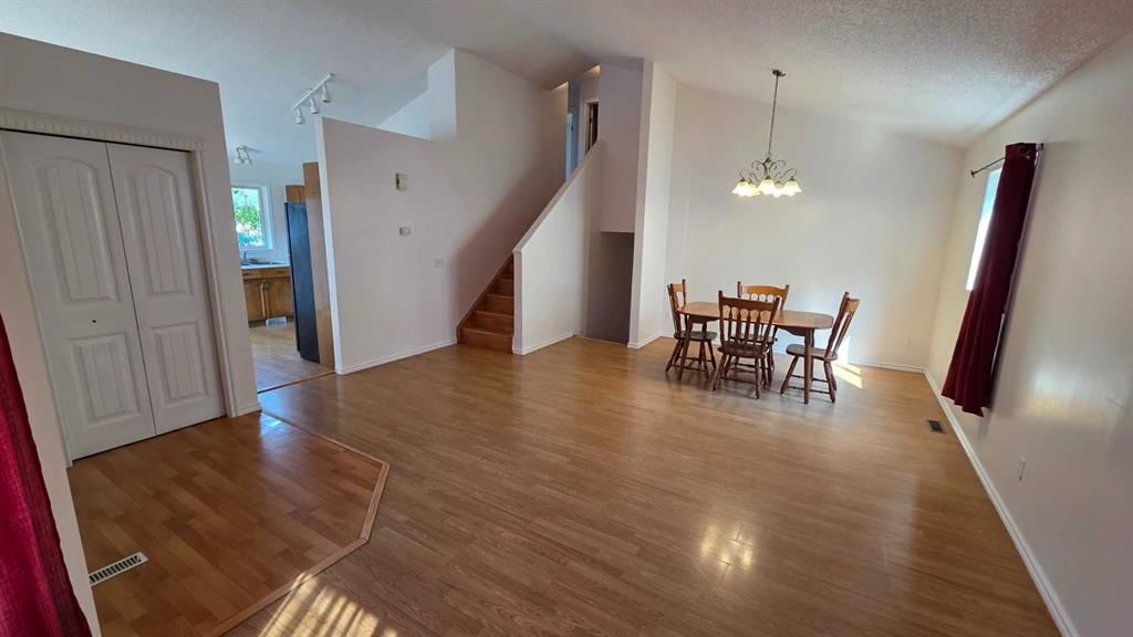 155 Applefield Close SE, Calgary — photo 5 of 33
