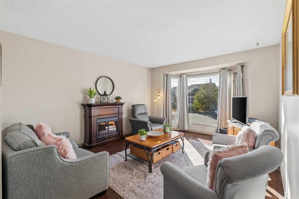 17 Shawglen Court SW, Calgary — photo 3 of 32