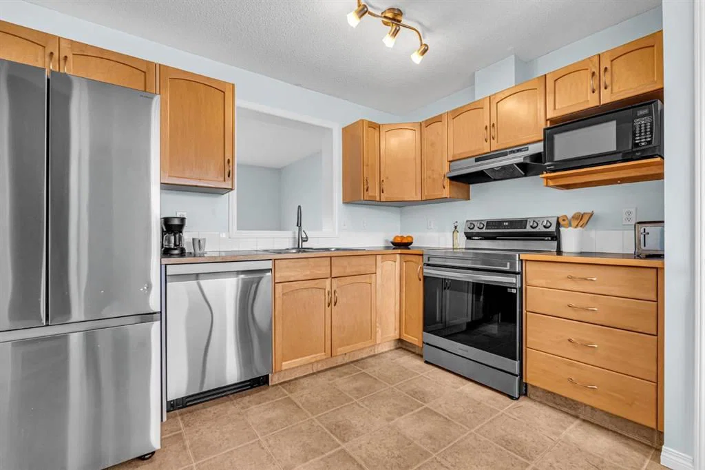 28 Everhollow Way SW, Calgary — photo 5 of 22