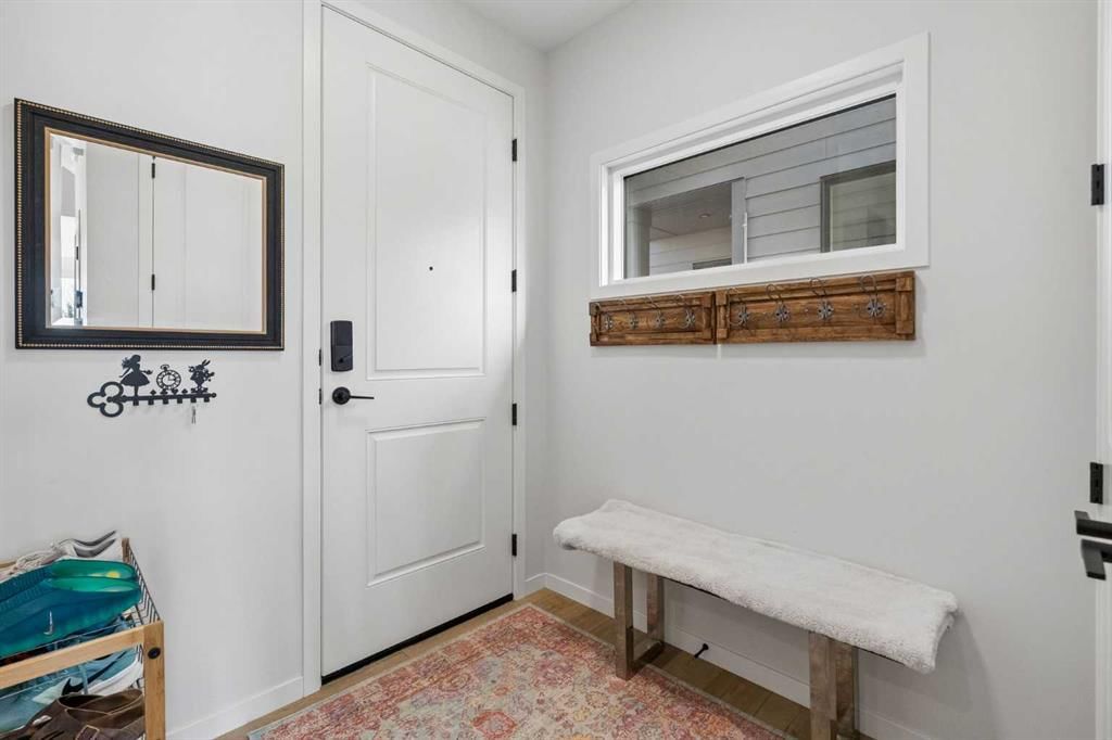 270 West Grove Lane SW, Calgary — photo 3 of 36