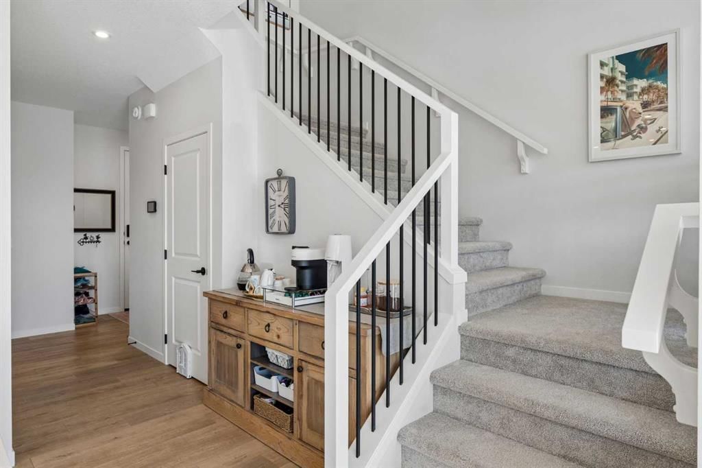 270 West Grove Lane SW, Calgary — photo 4 of 36