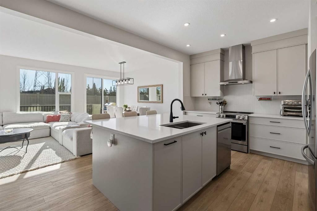 270 West Grove Lane SW, Calgary — photo 5 of 36