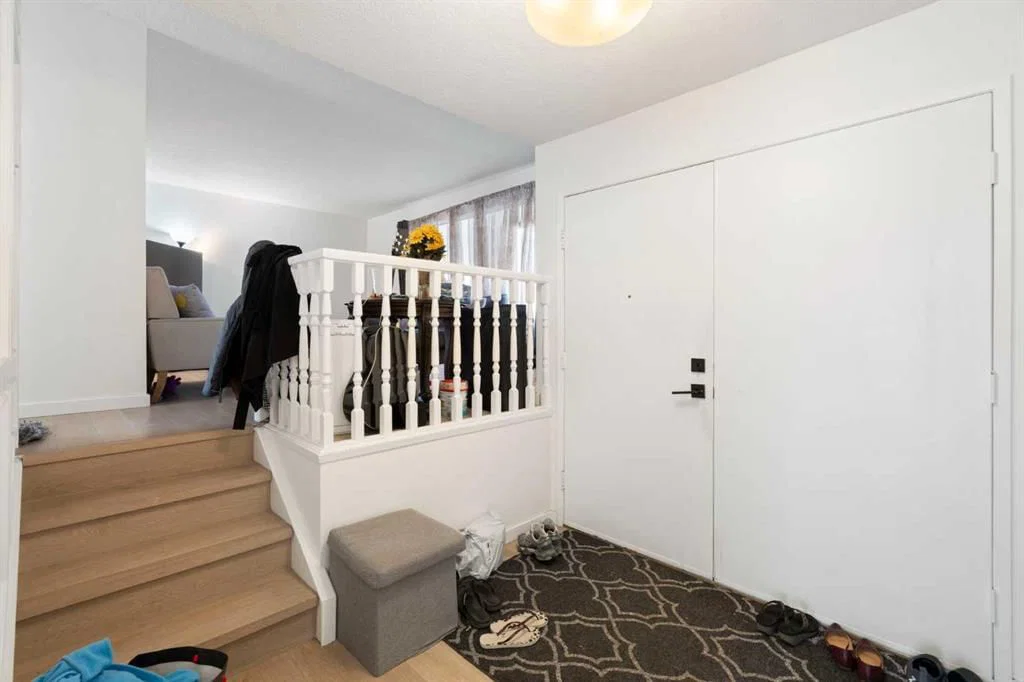 5611 Dalwood Way NW, Calgary — photo 2 of 43