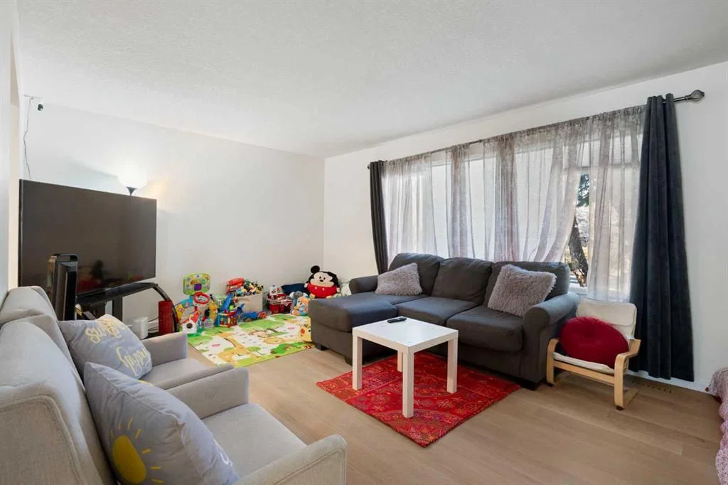 5611 Dalwood Way NW, Calgary — photo 4 of 43