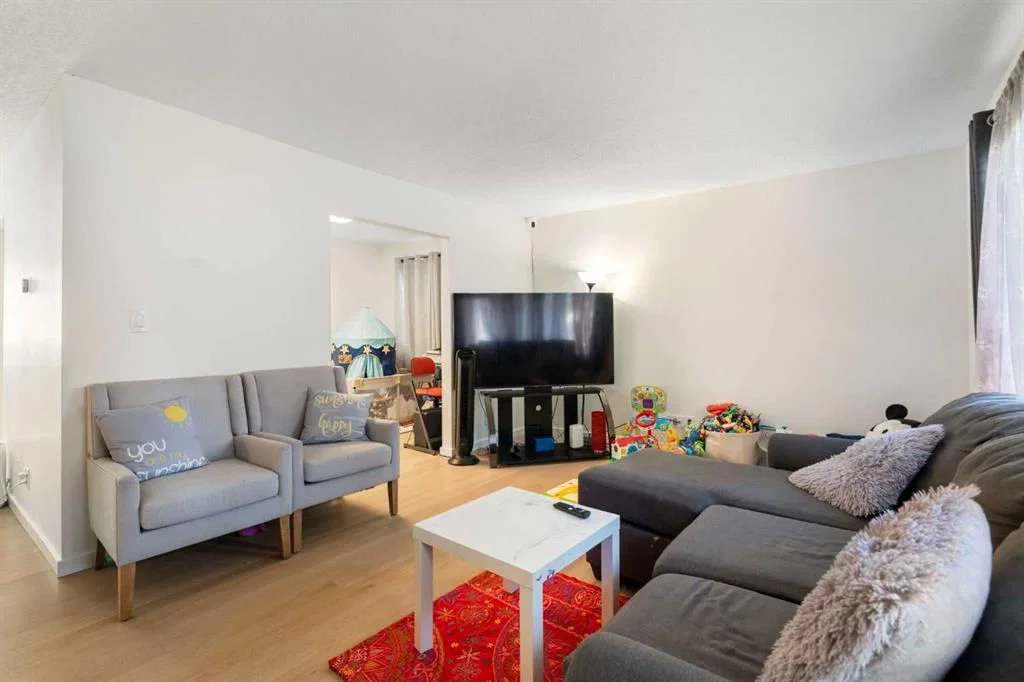 5611 Dalwood Way NW, Calgary — photo 5 of 43
